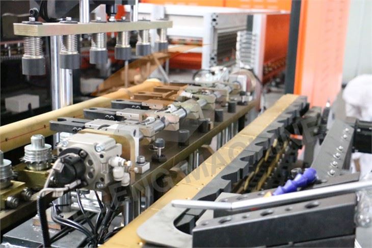Linear PET Stretch Blow Molding Machine
